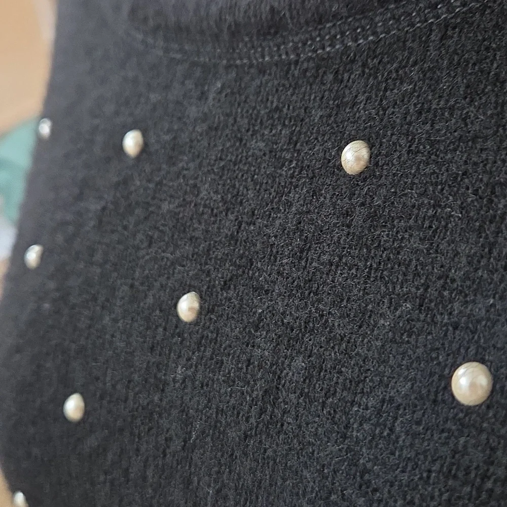 INCASHMERE SOFT BLACK SWEATER WITH FAUX PEARL EMBELLISHMENTS SMALL